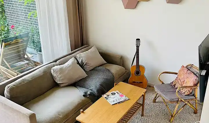 Lys og moderne feriebolig nær strand og skov