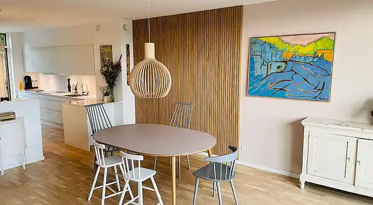 Lys og moderne feriebolig nær strand og skov