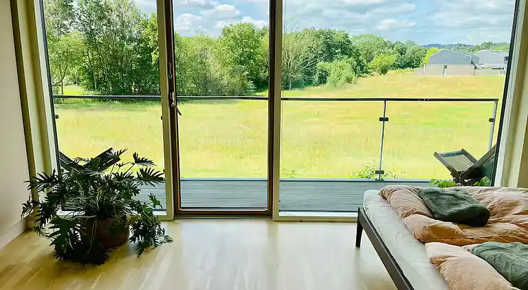 Lys og moderne feriebolig nær strand og skov