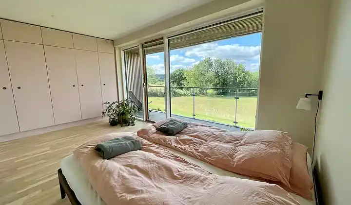 Lys og moderne feriebolig nær strand og skov