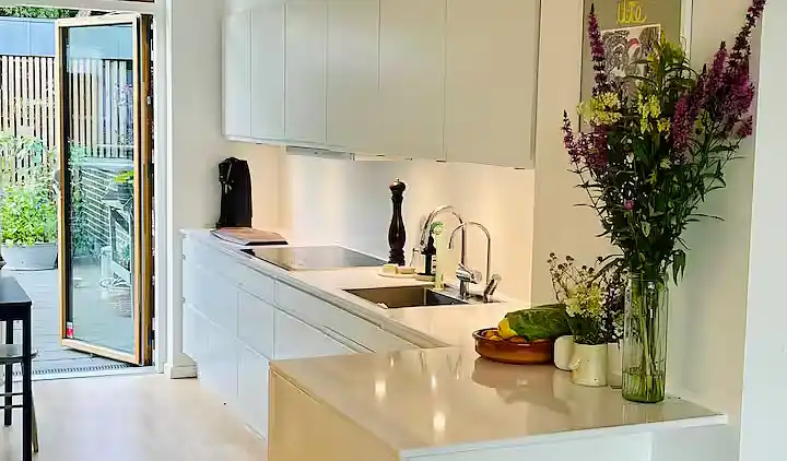 Lys og moderne feriebolig nær strand og skov