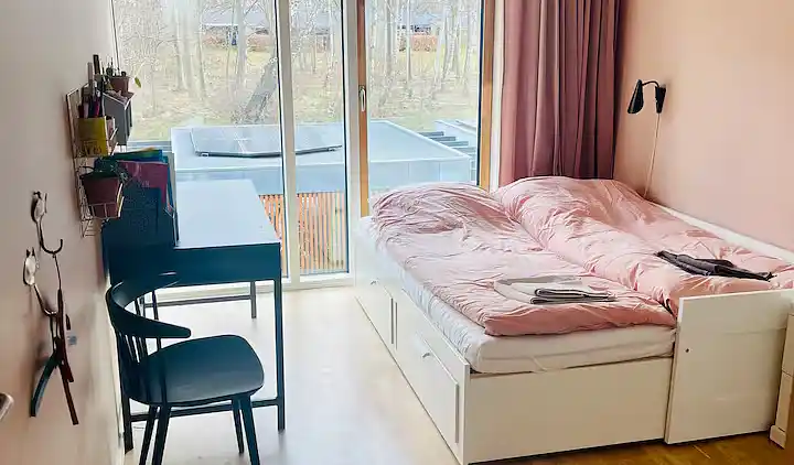 Lys og moderne feriebolig nær strand og skov