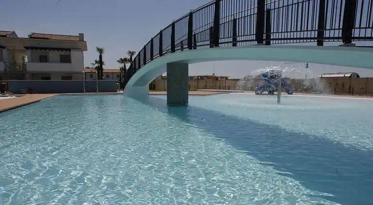 Apartment mit Poolblick und privatem, umzäunten Garten