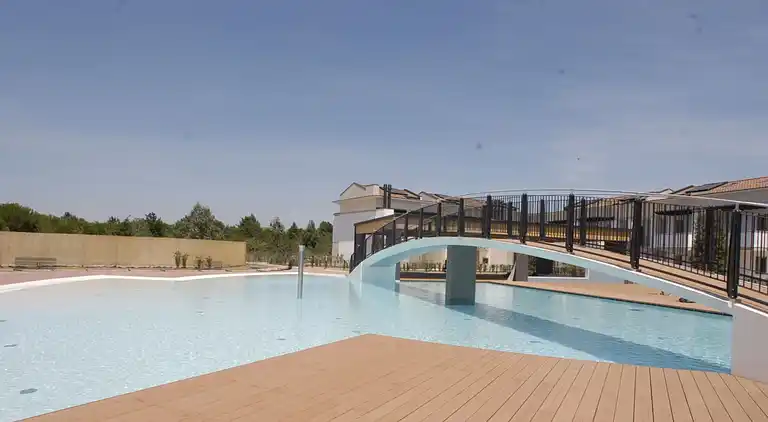 Apartment mit Poolblick und privatem, umzäunten Garten