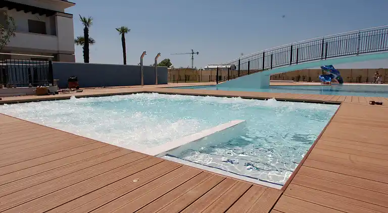 Apartment mit Poolblick und privatem, umzäunten Garten