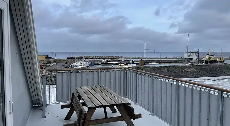 Centraltbeliggende byhus med havn- og havudsigt.