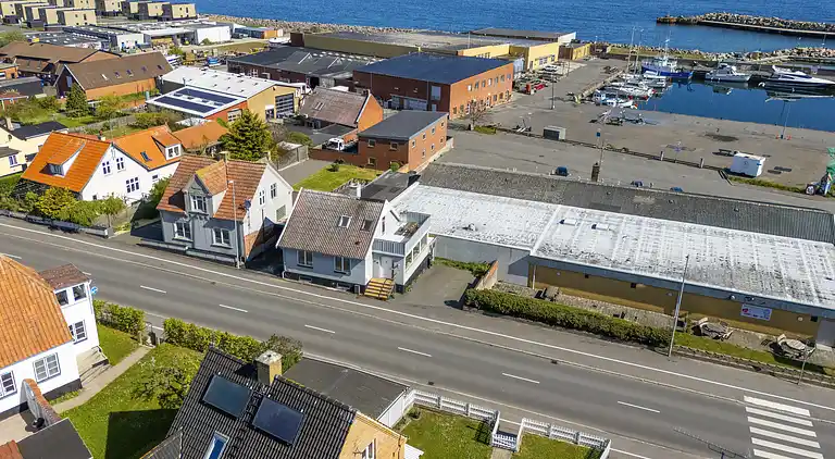 Centraltbeliggende byhus med havn- og havudsigt.