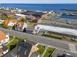Centraltbeliggende byhus med havn- og havudsigt.