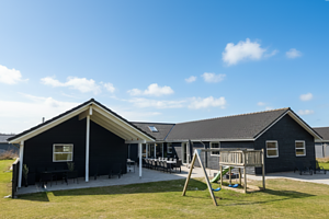 Stor familieoase: poolhus til 22 gæster