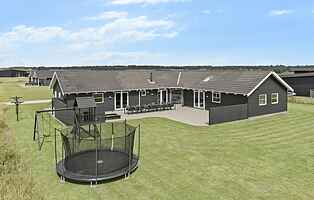 Poolhus med badeland nær Vesterhavet og Løkken