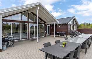 Familiehus med vandland, spa og aktiviteter