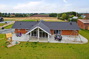 Poolhus med sklie, spa og sauna nær Kegnæs