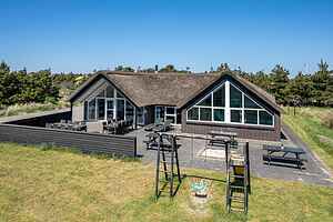 Rummeligt sommerhus med pool og aktiviteter