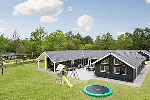 Charmigt sommarhus med stor pool och spa