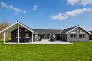 Rymligt sommarhus med pool, spa och bastu