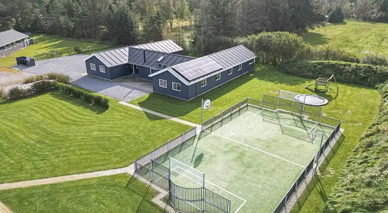 Rummeligt sommerhus med pool og aktiviteter