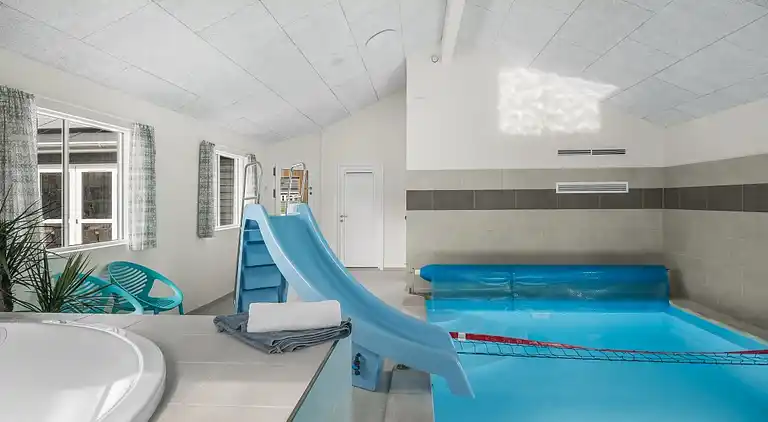 Rummeligt sommerhus med pool og aktiviteter