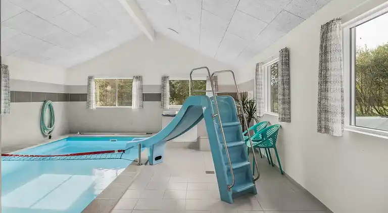 Rummeligt sommerhus med pool og aktiviteter