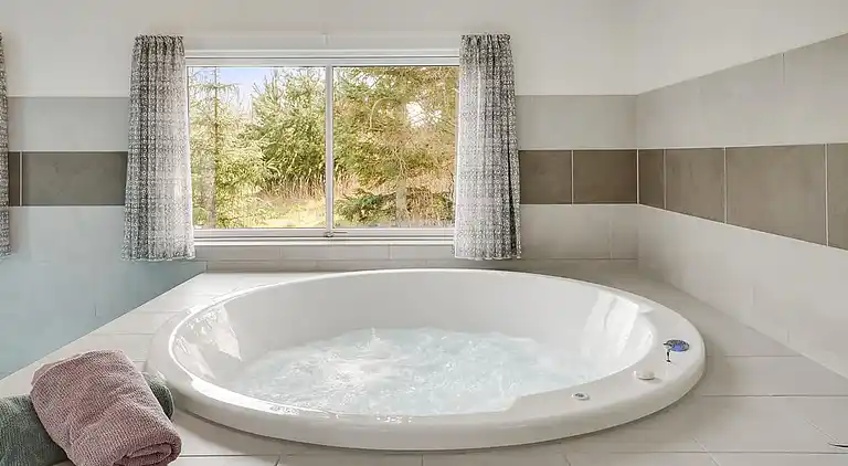 Rummeligt sommerhus med pool og aktiviteter