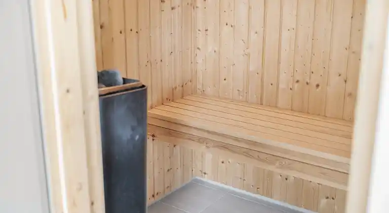 Rummeligt sommerhus med pool og aktiviteter