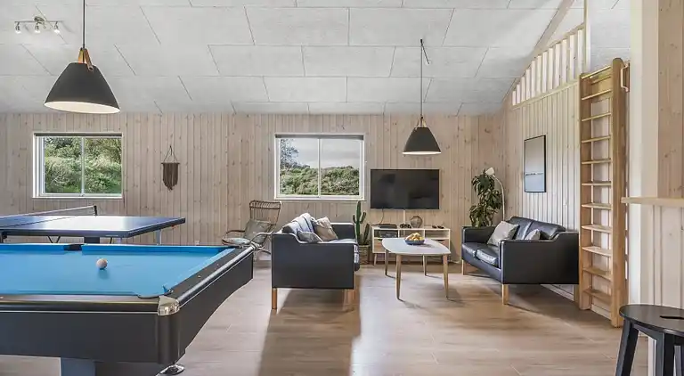 Rummeligt sommerhus med pool og aktiviteter