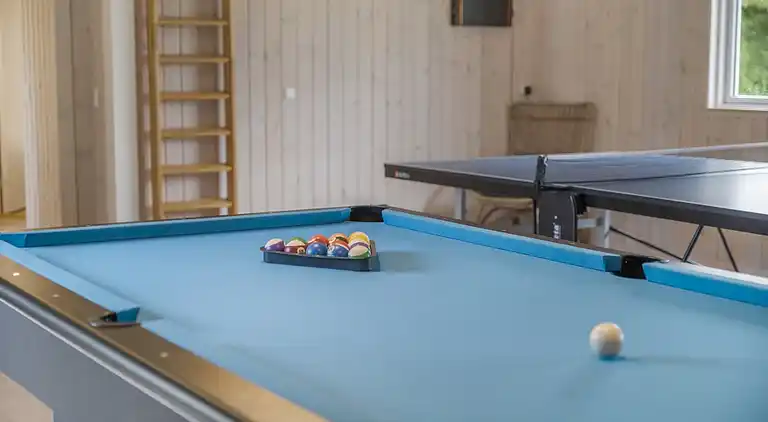 Rummeligt sommerhus med pool og aktiviteter