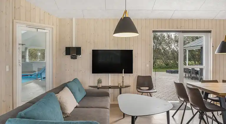 Rummeligt sommerhus med pool og aktiviteter