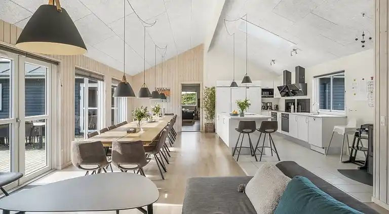 Rummeligt sommerhus med pool og aktiviteter