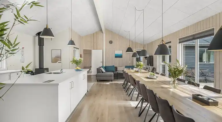 Rummeligt sommerhus med pool og aktiviteter