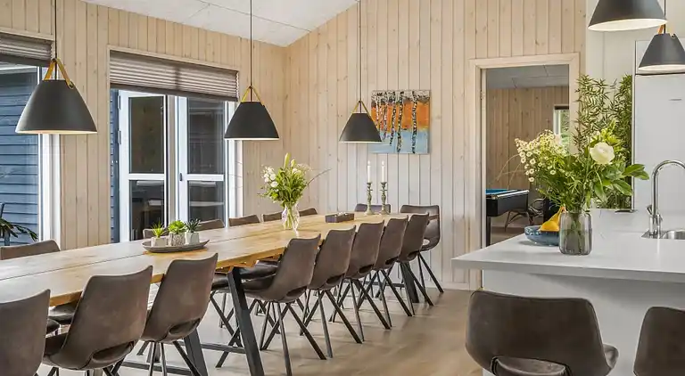 Rummeligt sommerhus med pool og aktiviteter