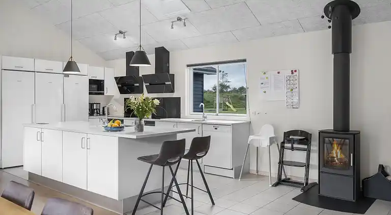 Rummeligt sommerhus med pool og aktiviteter