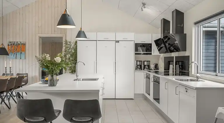 Rummeligt sommerhus med pool og aktiviteter