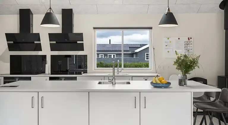 Rummeligt sommerhus med pool og aktiviteter