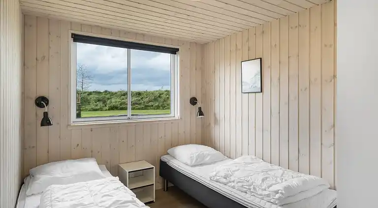 Rummeligt sommerhus med pool og aktiviteter