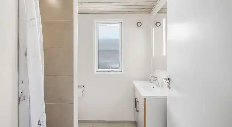 Rummeligt sommerhus med pool og aktiviteter