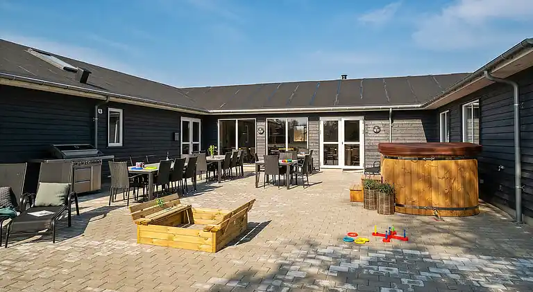 Rummeligt sommerhus med pool og aktiviteter