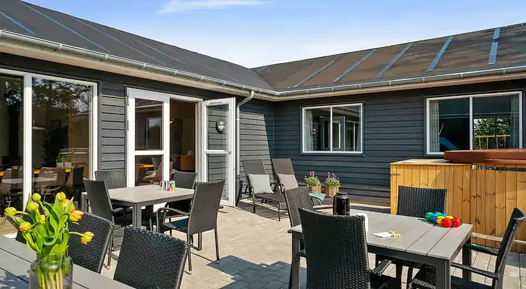 Rummeligt sommerhus med pool og aktiviteter