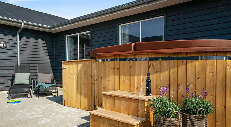 Rummeligt sommerhus med pool og aktiviteter