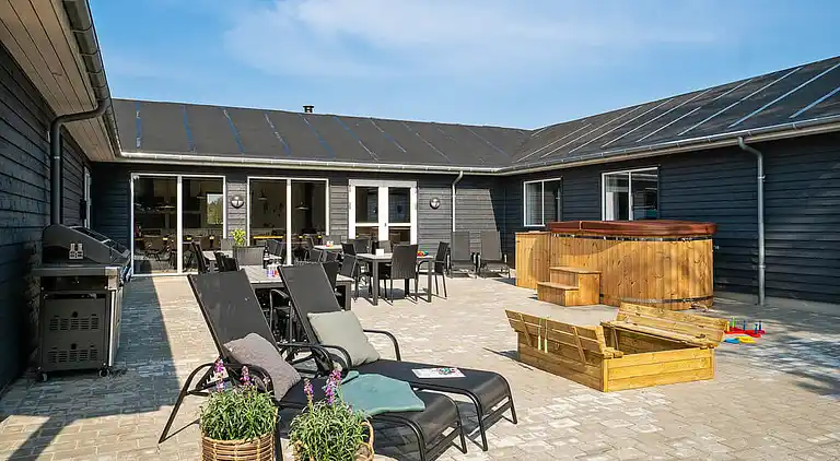 Rummeligt sommerhus med pool og aktiviteter