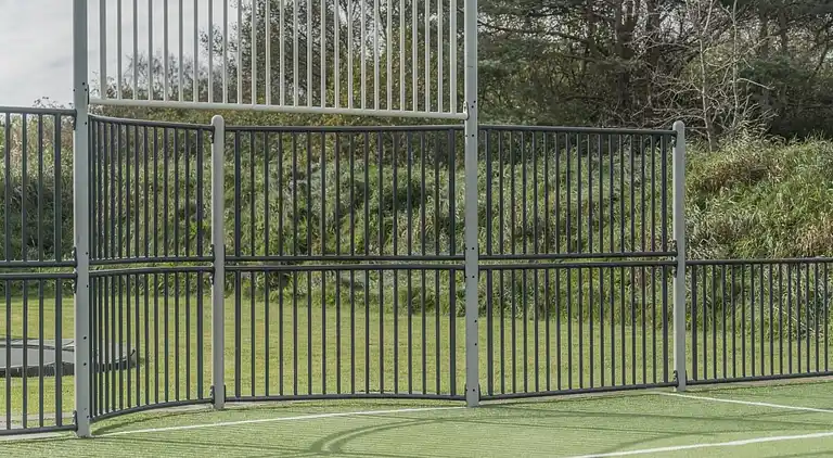 Rummeligt sommerhus med pool og aktiviteter