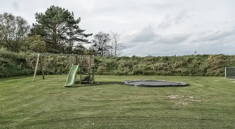 Rummeligt sommerhus med pool og aktiviteter