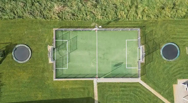 Rummeligt sommerhus med pool og aktiviteter