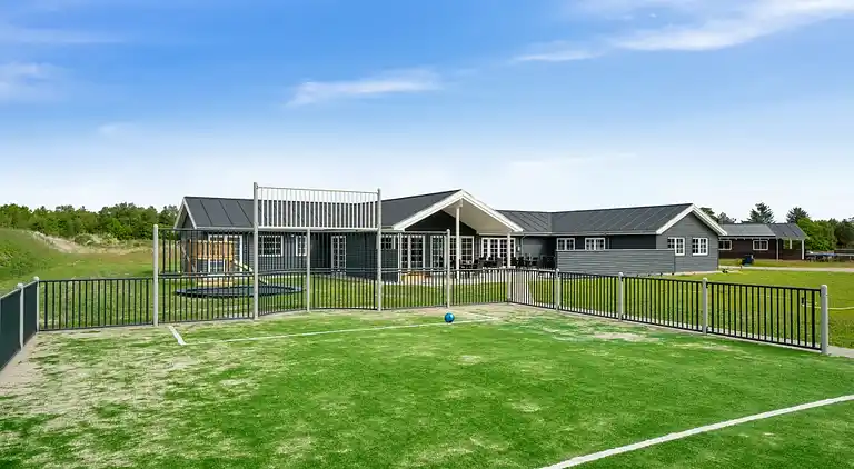 Rummeligt sommerhus med pool og aktiviteter