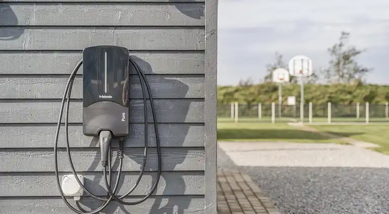 Rummeligt sommerhus med pool og aktiviteter