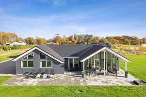 Rummeligt sommerhus på Samsø med saltvandspool