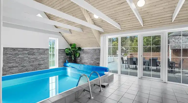 Geräumiges Ferienhaus für 12 mit Pool & Spa