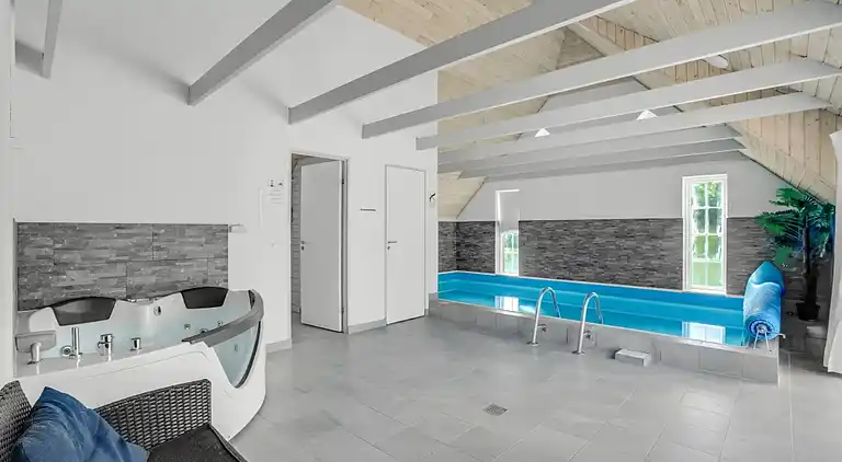 Geräumiges Ferienhaus für 12 mit Pool & Spa