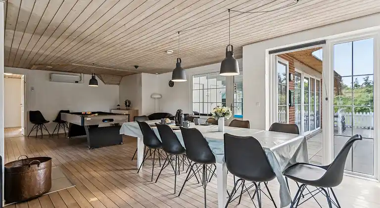 Geräumiges Ferienhaus für 12 mit Pool & Spa