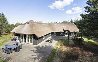 Family-friendly summer house with pool in Blåvand