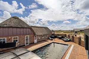 Lyxigt sommarhus vid Nordsjön med pool